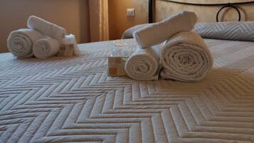 1 makuuhuone, tallelokero huoneessa, työpöytä, vauvan matkasänky