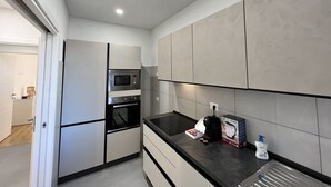 雪櫃、微波爐、焗爐、爐具