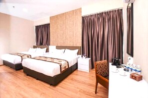 Desk, laptop workspace, free WiFi, bed sheets - Hotel Holmes Johor Jaya (Johor Bahru)