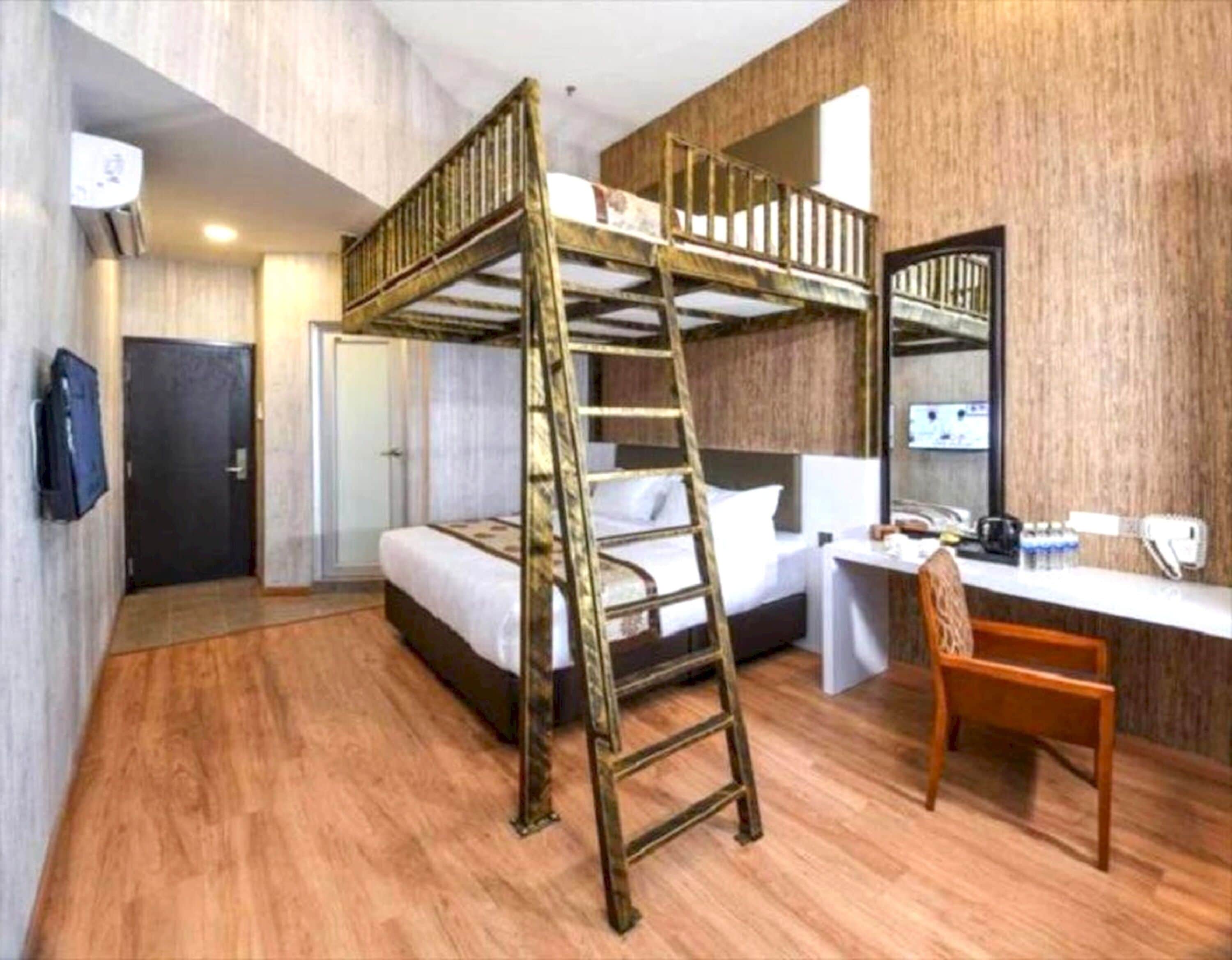 Family Suite | Desk, laptop workspace, free WiFi, bed sheets