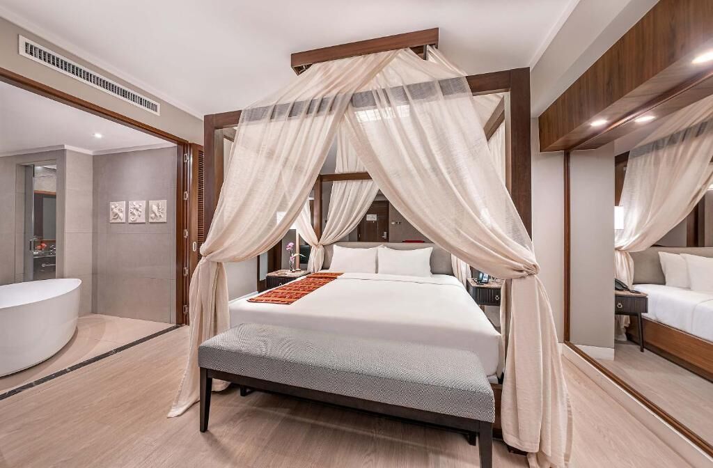 Signature Suite | In-room safe, desk, blackout drapes, free WiFi