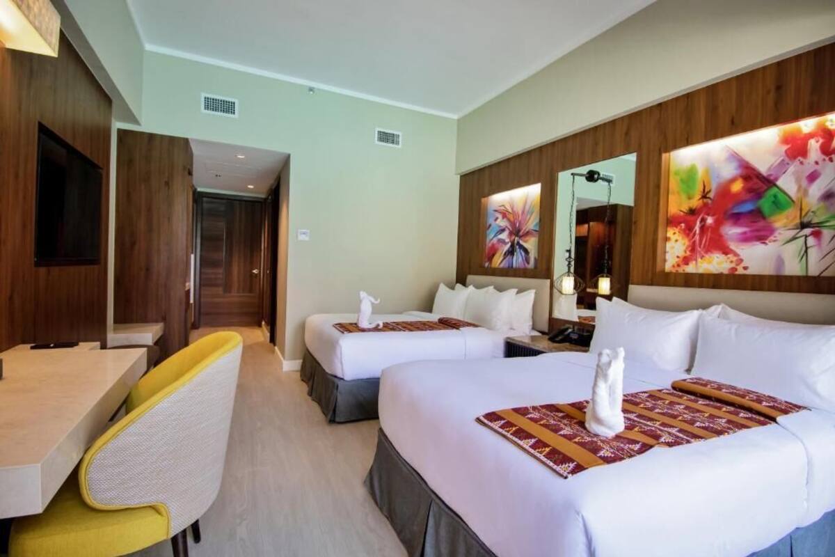 Suite familiar | Caja fuerte, escritorio, cortinas opacas y wifi gratis