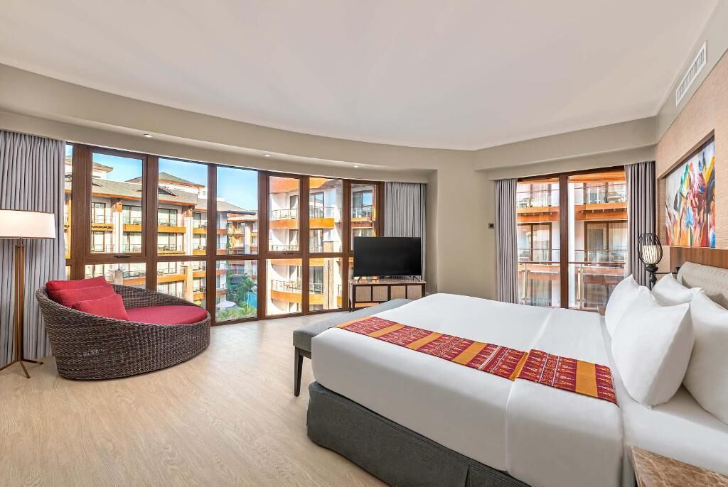 West One Bedroom Suite | In-room safe, desk, blackout drapes, free WiFi