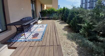 Great apartment in Bucharest close to park , clubs and mall .