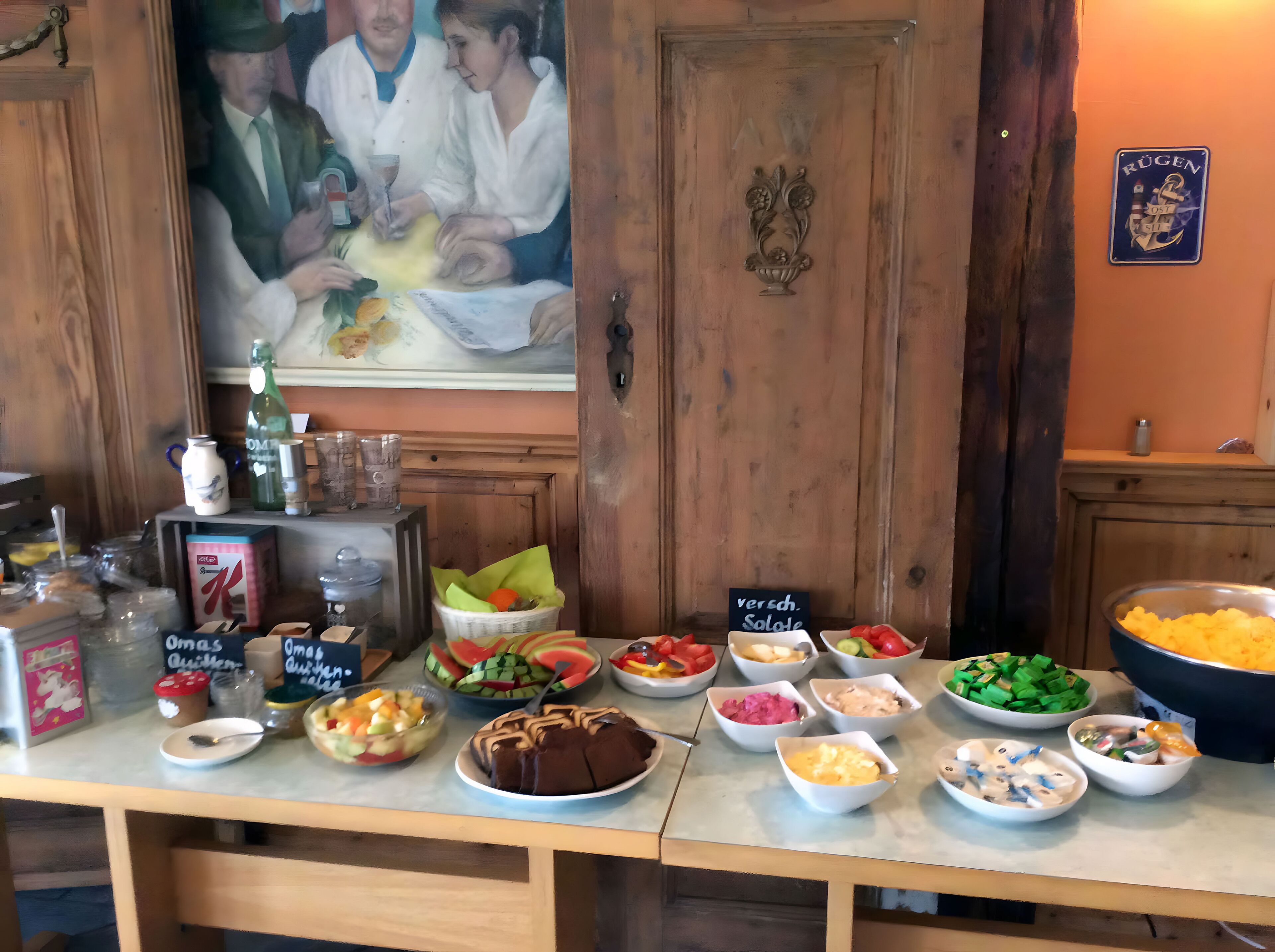 Een buffettafel met diverse soorten eten en een bordje met de tekst 'verch. Salote'.