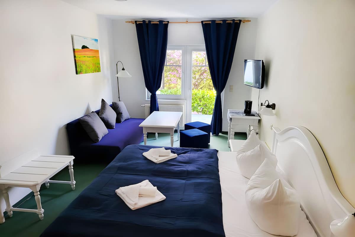 Grand Double Room, Patio | Soundproofing, free WiFi, bed sheets