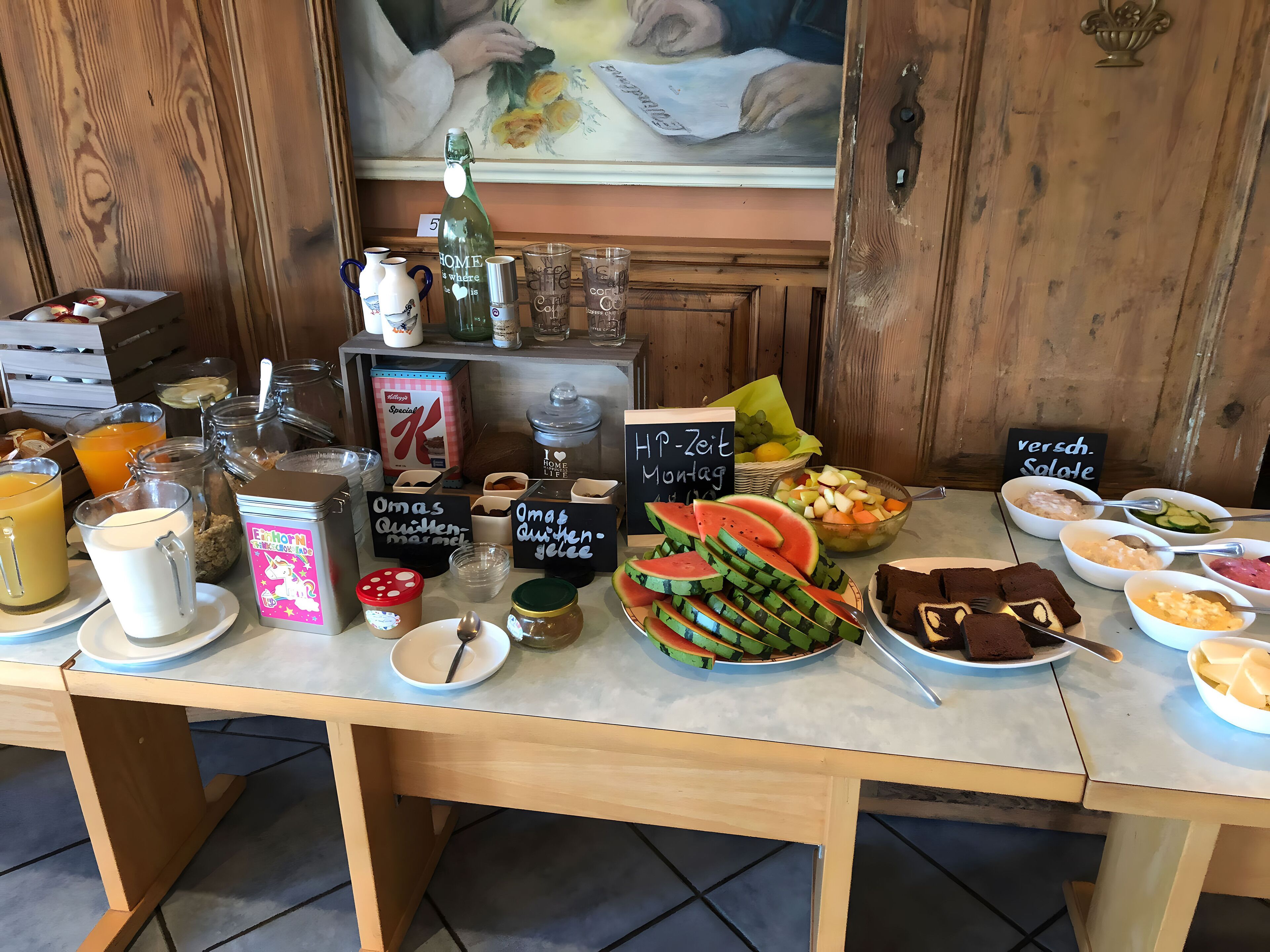 Un buffet de petit-déjeuner proposant une variété d'aliments et de boissons.
