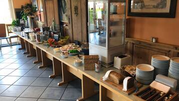 Petit déjeuner en libre-service (15 EUR par personne)
