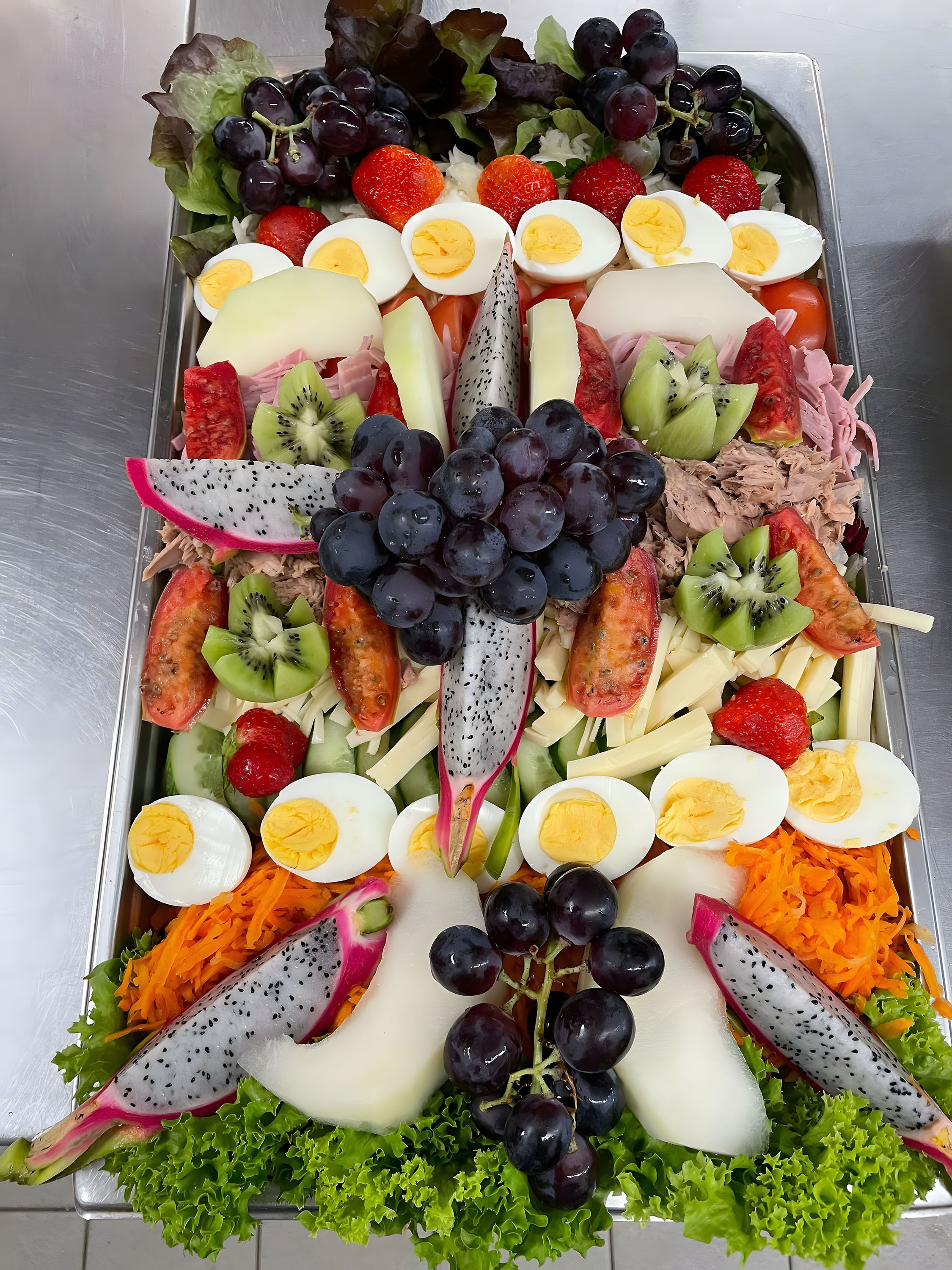 Uma bandeja com frutas e legumes variados.