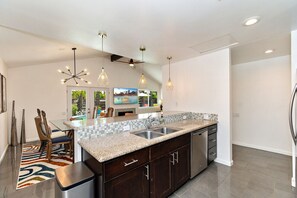 Réfrigérateur, four à micro-ondes, un four, surface de cuisson