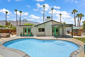 A modern house with a swimming pool, palm trees, and a mountain backdrop. - Perfect Pool Safari - Palm Springs (Palm Springs)