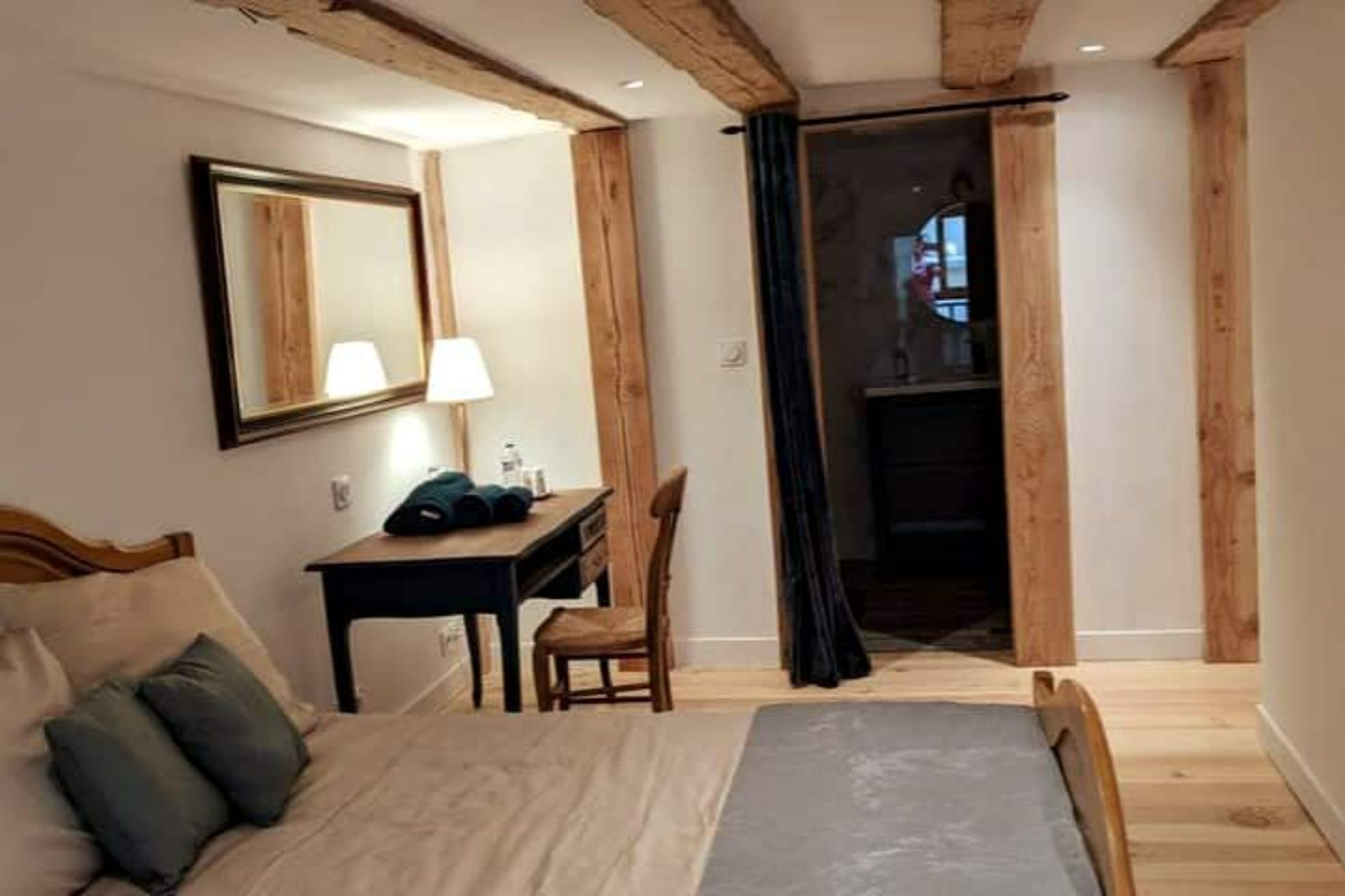 4 slaapkamers, een strijkplank/strijkijzer, reisbedje, gratis wifi