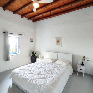 2 bedrooms, iron/ironing board, WiFi, bed sheets - Ancient Stone House Renovated - View of Felos Valley, Seal Mountains and Sunsets (Epano Fellos)