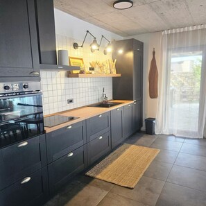 Kühlschrank, Ofen, Geschirrspüler, Kochgeschirr/Geschirr/Besteck