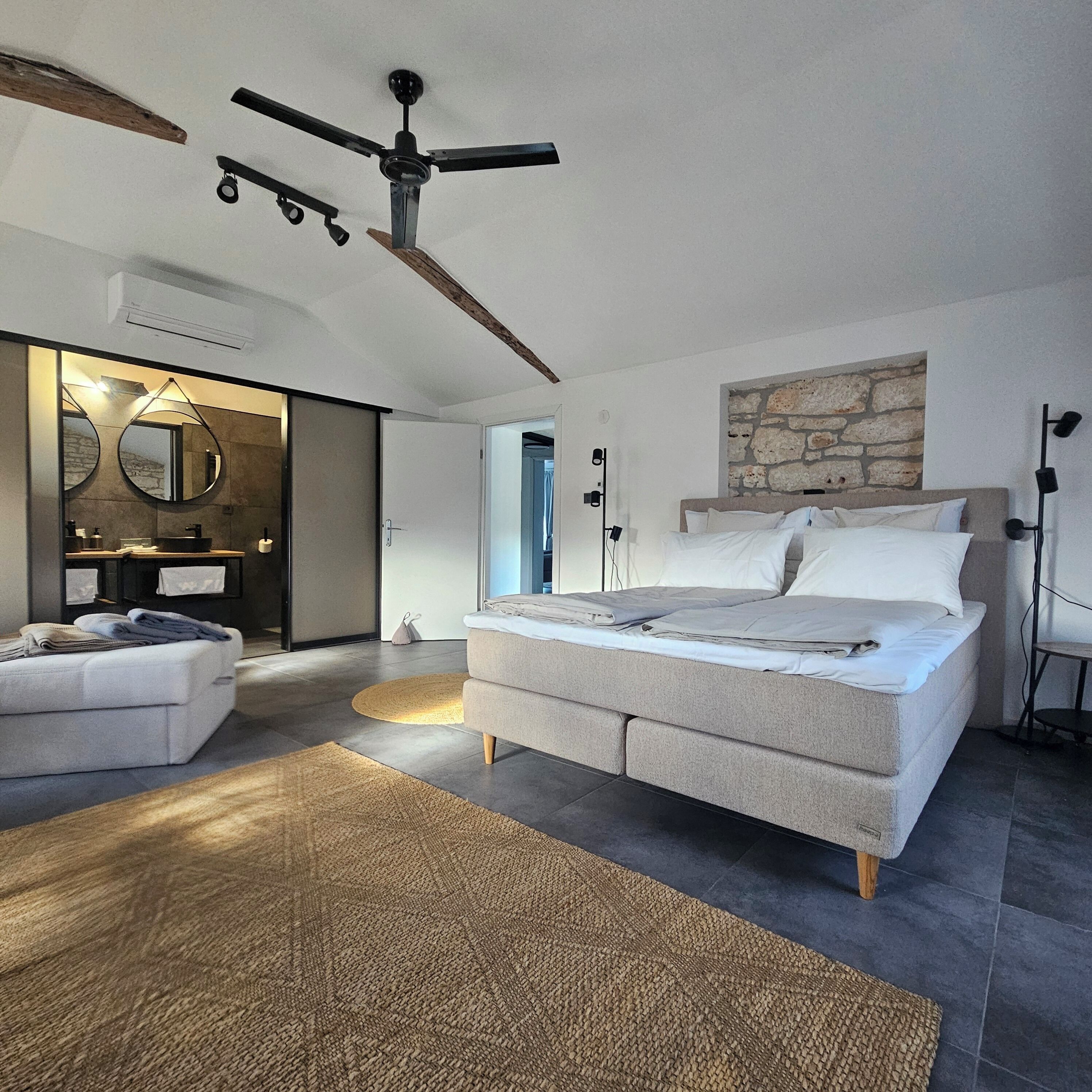 2 عدّة غرف نوم ومكواة/لوح كي وواي فاي مجانًا وملاءات أسرّة