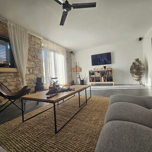 Smart-TV, Bücher, Stereoanlage