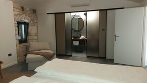 2 habitaciones, tabla de planchar con plancha, wifi y ropa de cama 
