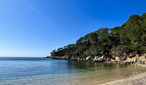 Chaises longues, serviettes de plage
