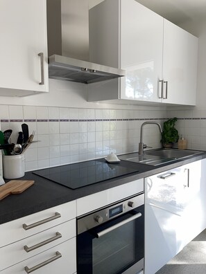 Frigorifero, microonde, forno, piano cottura