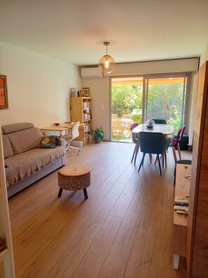 Smart-tv, een tafeltennistafel en boeken