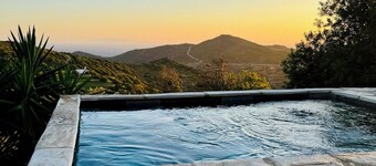 Traditional 2-Bedroom Apt - Felos Valley Views, Pool & Sunset