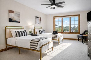 6 bedrooms, desk, iron/ironing board, travel cot