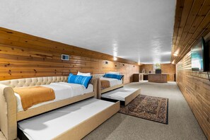 6 habitaciones, escritorio y tabla de planchar con plancha