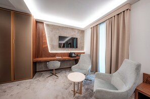 Deluxe Via Veneto | Oppholdsområde | En 55-tommers smart-TV med Parabol-TV samt TV og Netflix