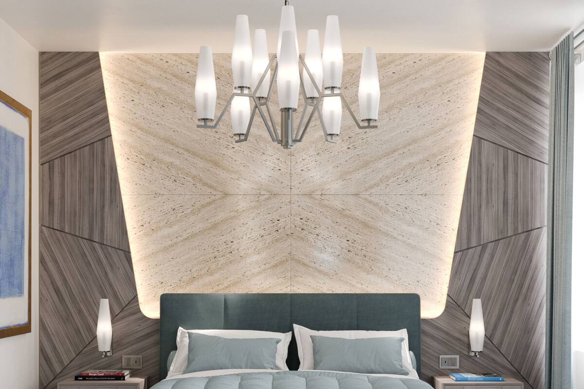 Un dormitorio moderno con una cama grande, una araña y un diseño de pared original.