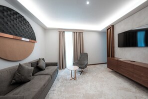 Suite | Oppholdsområde | En 55-tommers smart-TV med Parabol-TV samt TV og Netflix