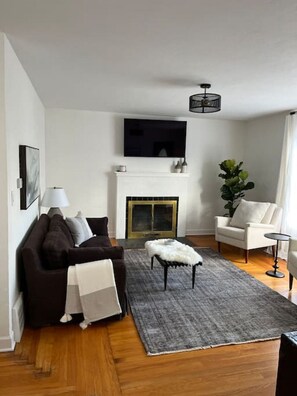 TV - Henderson Frog Pond Compound (Eureka)