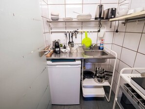 Kühlschrank, Mikrowelle, Herdplatte, Wasserkocher mit Kaffee-/Teezubehör