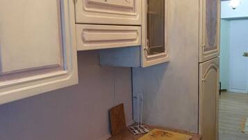 KĂŒhlschrank, Mikrowelle, Herdplatte, Wasserkocher mit Kaffee-/Teezubehör