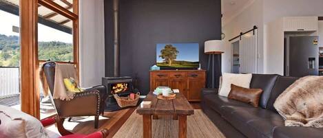 Smart TV y chimenea