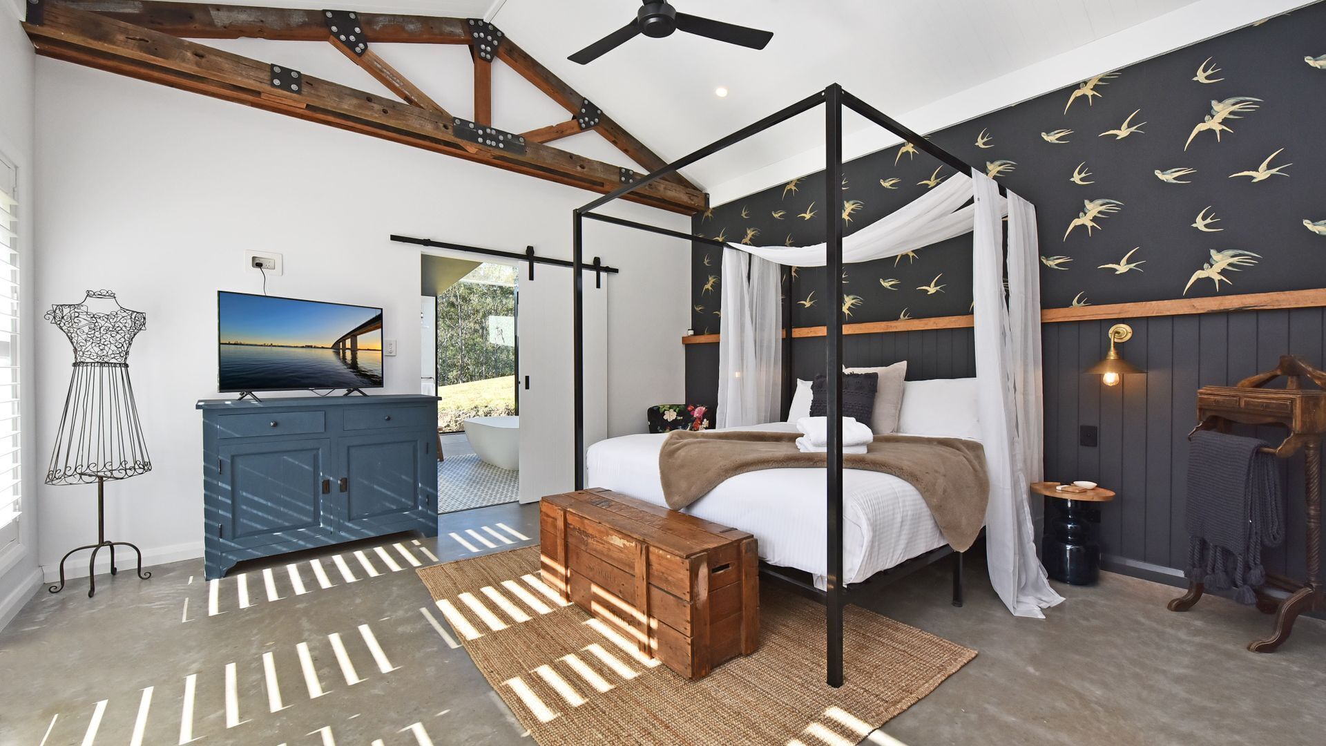 4 bedrooms, iron/ironing board, free WiFi