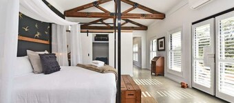 The Glass Ceiling 360 degree Mount View Hideaway