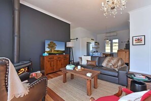 Smart-TV, Kamin, Arbeitsbereiche