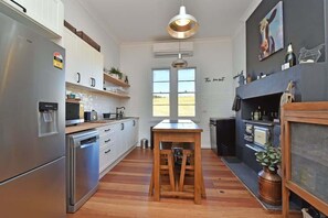 Wasserkocher mit Kaffee-/Teezubehör, Kühlschrank, Mikrowelle, Ofen