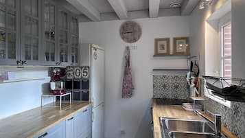 Frigorífico, microondas, horno y lavavajillas