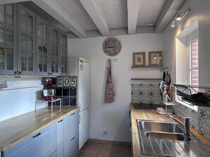 Fridge, microwave, oven, dishwasher - Comfortable cottage near Moulins with garden & wood stove (Toulon-sur-Allier)