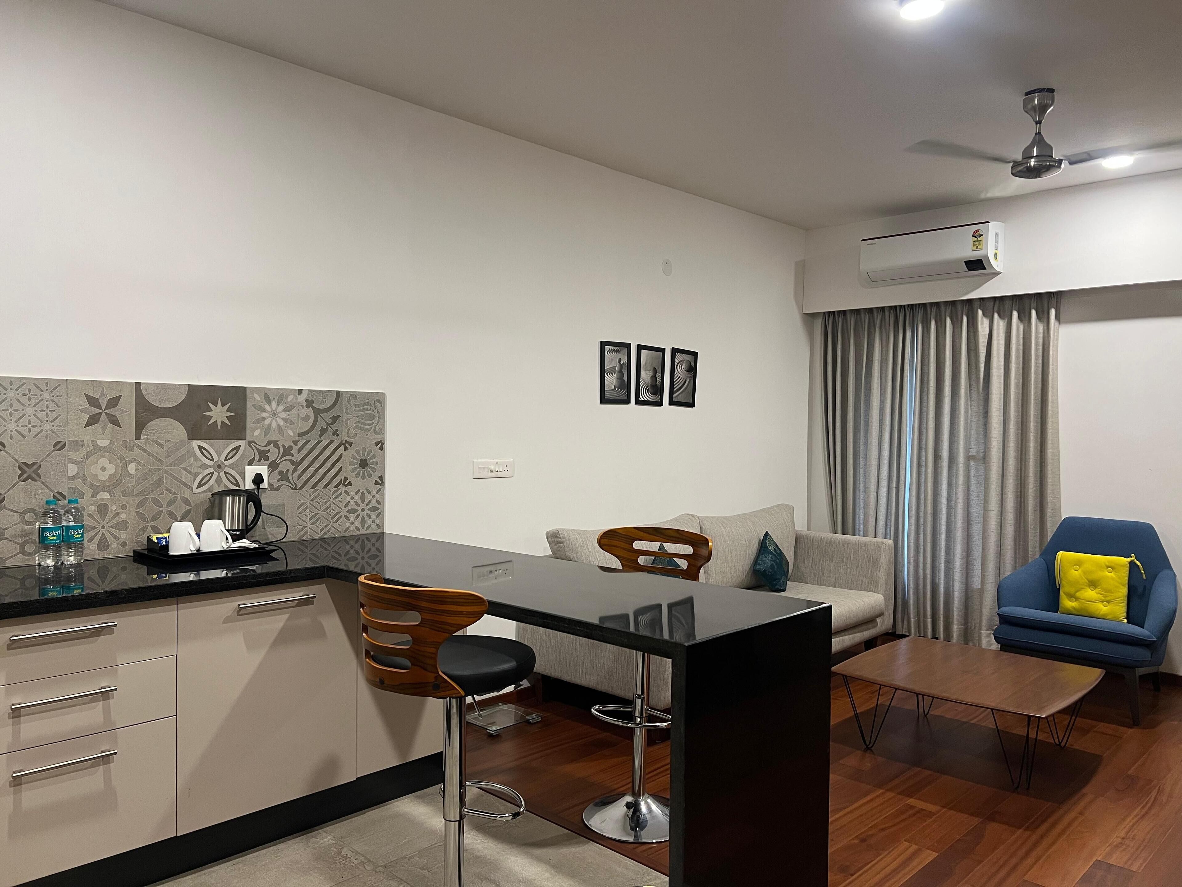 Studio Suite | Private kitchen | Fridge, electric kettle, paper towels