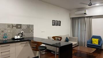 Studio Suite | Private kitchen | Fridge, electric kettle, paper towels