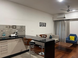 Studio Suite | Private kitchen | Fridge, electric kettle, paper towels