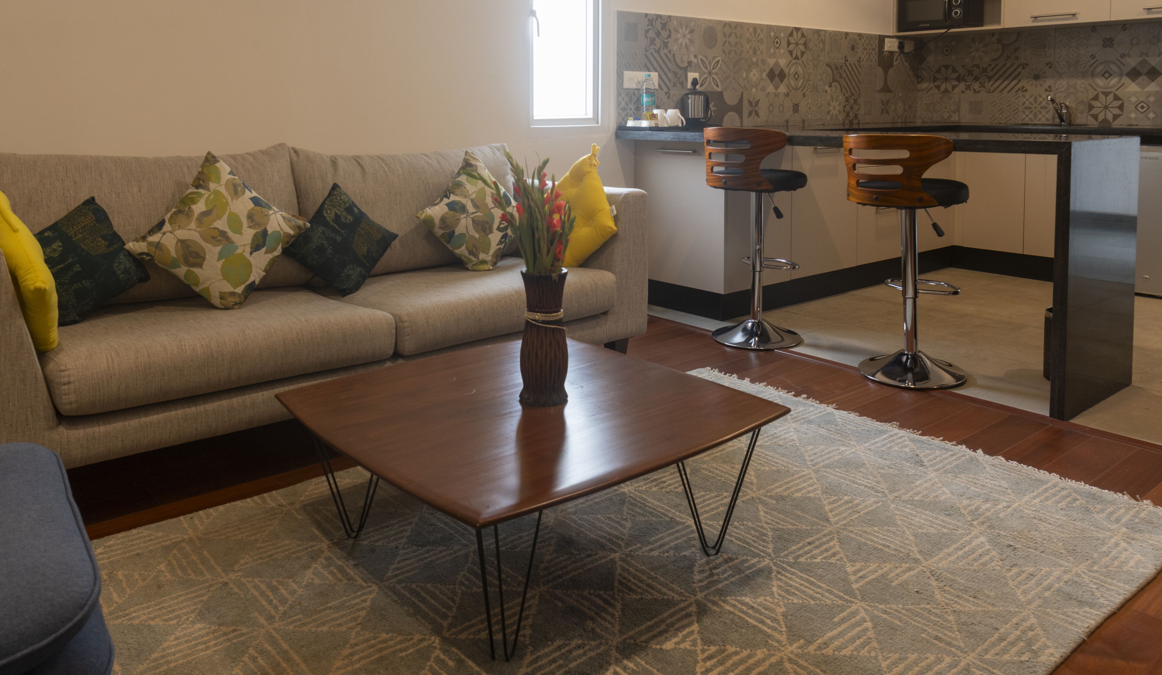 Studiosuite | Wohnbereich | 48-Zoll-Smart-TV mit Satellitenempfang, Fernseher