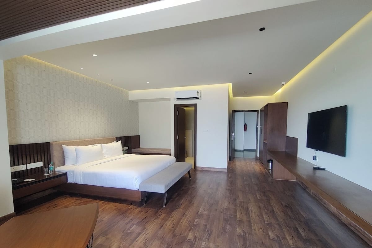 Deluxe-Doppelzimmer, 1 Queen-Bett | Daunenbettdecken, Betten mit Memory-Foam-Matratzen, Minibar, Zimmersafe