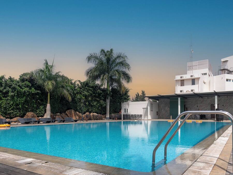 Una piscina al aire libre