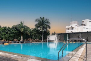 Una piscina al aire libre