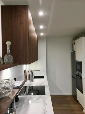 Frigorifero, microonde, forno, piano cottura