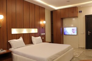 Deluxe Room | Premium bedding, down comforters, pillowtop beds, minibar