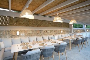 Outdoor dining - Elysian Villa - Ultra luxurious Spetses villa with chef, pool, gym, basketball.. (Spetses)